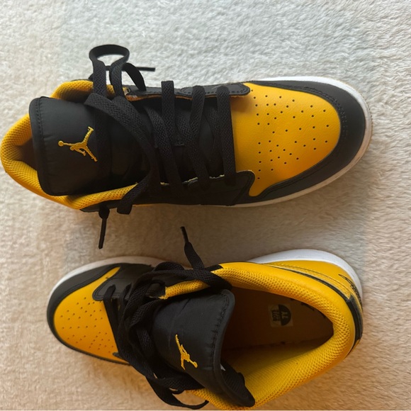 🏀 Jordan 1️⃣ Sneakers 💛 - Picture 4 of 12